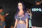 一身紫色的katy Perry显得性感神秘。上身的半透明紫色雪纺短上衣将她的好身材毫不吝啬的展现出来，极富诱惑性。下身的高腰碎花短裤则拉长了腿部线条，身材火辣迷人。深紫色的卷发如一位神秘巫女一般，相当引人注目。