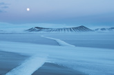 冰岛蓝德曼纳劳卡（Landmannalaugar）地区：六月的一天，当早晨的第一束阳光照射在的彩色流纹岩石山脉上时，便出现了这种美丽的景观，无数徒步旅行者慕名而来。当天午夜时分，Haarberg夫妇便来到拍摄地点；3点钟左右，黎明到来，云层散开，阳光便照耀在了地面上。“不过，这种美景只持续了短短5分钟，便结束了，” Orsolya说。（摄影师：Orsolya、Erlend Haarberg）
