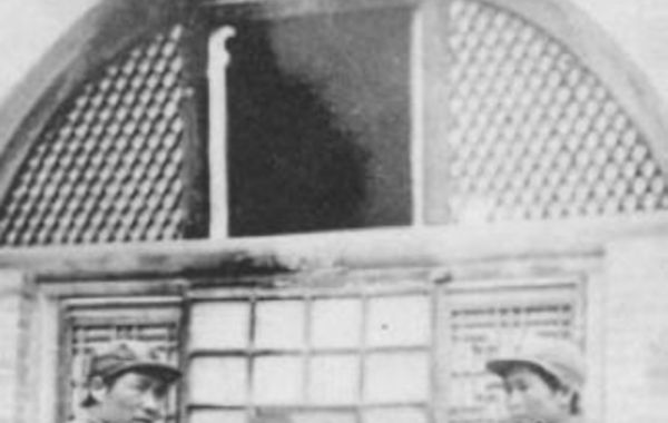 �ݿ׶�÷�ڡ�ë��������䡷һ����������&ldquo;�����Ӱ��ڼ䣬ȥ�˷��ɽ´���Ҥ�⹫���Źʾӣ����ë�����ļҡ�1937��1�£��й�������شӱ���Ǩ���Ӱ����⹫���ź����赽�Ӱ���ѼҰ��ڷ��&hellip;