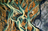 冰岛南部海岸，临近Háfur的地区，一条弯弯曲曲的小河在由火山灰形成的地表上流过，其携带的沼铁矿成分使得该地区呈现出了这样一种奇异的颜色。（摄影师：Orsolya、Erlend Haarberg）