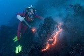 美国夏威夷，潜水员Turpin用鱼钩在基拉韦厄火山1000摄氏度的熔岩上创作，而这座海底火山还在持续喷发。
　　勇敢的潜水员潜入130英尺深的海底，寻找熔岩的源头，并用焊接手套和鱼钩来塑造炙热的“驼鹿头”。如果熔岩管破裂，或者朝他喷发，他将会有生命危险。Turpin的熔岩作品总是在完成之前就被喷发的火山熔岩所破坏。于是，这名熔岩海洋冒险潜水公司的创始人为了保留他的自然“艺术”，请摄影师Doug Perrine帮忙，将这些非凡创作景象展示给世人。
