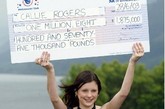 据英国《每日邮报》5月1日报道，25岁的女子Callie Rogers在9年前曾中得190万英镑的彩票大奖，当时年仅16岁的她被从天而降的大奖冲昏了头脑，无力很好地支配这些钱，生活失去了控制。她将大把的奖金挥霍在吸毒和聚会上，还买车买房、给朋友买礼物，并给自己做了隆胸手术，甚至还和一名比她大十几岁的男子结婚并生下两个孩子。后来因生活错乱曾3次企图自杀，并在2010年与丈夫分手后失去了孩子的监护权。
　　如今，懂得如何生活的她找到了新的另一半，并怀上了一对双胞胎。日前挺着大肚为一家杂志拍摄裸照的她高兴地说：“现在的我是我一生中最幸福的。我终于长大了，已经对我苦恼的过去说再见了。”
