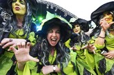 据日本《产经新闻》5月1日消息，4月30日晚，来自中欧、北欧等国家的“魔女”聚集在德国北部山区，参加在那里举行的“女巫之夜”活动。此次活动一直持续至5月1日清晨，打扮各异的“女巫”们点起篝火，跳起舞蹈，享受黑夜带给他们的欢乐。