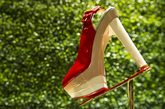 当地时间2012年4月30日，英国伦敦，著名鞋履品牌设计师Christian Louboutin作品回顾展亮相伦敦。设计师Christian Louboutin亲自亮相造站台吆喝，首席舞娘黛塔-范-提斯（Dita Von Teese）造势。
