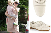 娜奥米·沃茨（Naomi Watts）一身素色休闲服饰，抱着儿子尽情的享受着春日风光悠然自得，脚上的皮鞋是这一身的亮点，白色布洛克为娜奥米增添了个性与帅气。