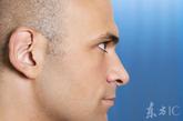 4.拔双耳

两食指伸直，分别插入两耳孔，旋转180°。往复3次后，立即拔出，耳中“叭叭”鸣响。一般拔3～6次。此法可促使听觉灵敏，并有健脑之养生功效。

