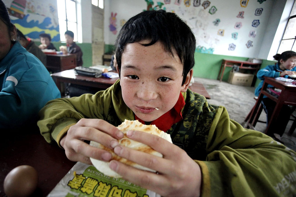 高清:甘肃平凉农村学生吃上营养早餐