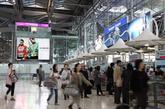 熙熙攘攘的泰国曼谷机场候机大厅，利郎格外显眼。
