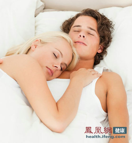 女人为什么爱背对男人睡觉？