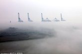 2012年2月22日，秦皇岛惊现平流雾奇景，仿若仙境。  