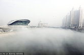 2012年4月13日，辽宁省大连市被大雾笼罩。大连气象台今天早上5点28分发布大雾橙色预警信号，预计今天早晨和上午，大连地区及附近海域有浓雾，能见度局部小于200米。