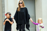 2012年5月3日，安吉丽娜·朱莉(Angelina Jolie)酷黑范带娃逛街，谁说辣妈只能露大腿，飘逸起来也十分有味道。
