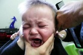 看看大家抓拍的宝宝理发超囧哭相，虽然看他们是害怕的呲牙咧嘴，但还是让人不由发笑！ 

