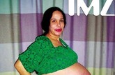 纳迪娅-苏尔曼是全世界都在关注的一位母亲。她33岁，单身，失业，在2009年1月26日依靠人工授精，产下美国历史上惟一全部存活的8胞胎，6个男孩，2个女孩。这一事件曾轰动美国。
