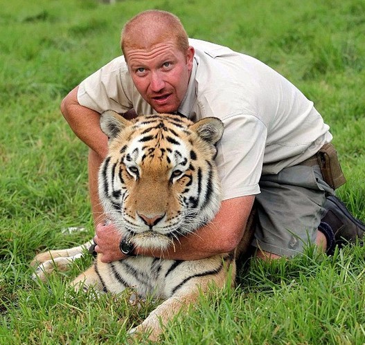 南非饲养员与老虎的感人友谊