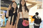 活泼可爱的韩国美少女，衬衣配上高腰小裙裤，相应趁的颜色搭配，打造亮丽的姐妹装。
