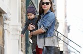 有米兰达-可儿（Miranda Kerr）做妈妈，儿子好似生来就颇具时尚精神，戴着条纹帽颇具童趣，米兰达-可儿（Miranda Kerr）身上的牛仔短外套和紧身红裤子还能看出这位名模的时尚风采。
