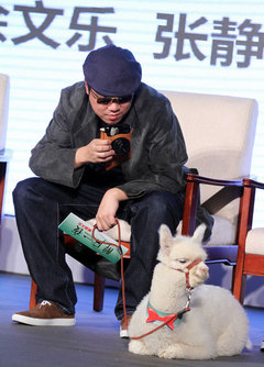 《醉后一夜》发布会草泥马抢镜 张静初现场被猫抓伤[高清大图] 