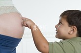 以往有研究指出，孕妇过于肥胖对胎儿的心脏、肝脏、胰腺等器官发育有负面影响。俄亥俄州立大学的研究则更进一步，探究孕妇的肥胖对胎儿大脑的影响。

“通过测试认知能力，就能知道孩子的大脑受母亲怀孕时肥胖影响的程度。”瑞卡·坦达（Rika Tanda）介绍道。坦达是俄亥俄州立大学护理学的博士研究生，也是此项研究的带头人。

