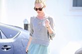 炎炎夏日，穿得清凉舒适最是重要。女明星们开始演绎各种小清新，而其中出镜率相当高的就是薄荷绿，间于蓝绿之中的淡淡薄荷色总是给人冰冰凉凉的感觉，艳阳底下想要回头率，就赶快穿起那一抹让人赏心悦目的清爽薄荷色吧！如果你是飘飘长裙控，那么不如像Kate Bosworth这样，在夏天选一条这样质地轻盈的薄荷色长裙吧。