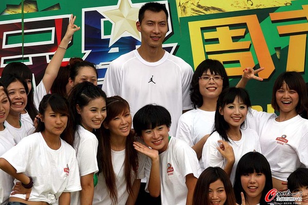 易建联深圳出席活动[高清]