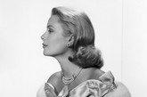 摩纳哥雷尼尔王子(Prince Rainier of Monaco)于1956 年订婚时送予王妃Grace Kelly(格蕾丝-凯莉)的珍珠及美钻项链耳环套装，亦属Van Cleef & Arpels梵克雅宝的作品