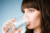 习惯四：醒过来后喝一杯凉水是个好习惯


经过一夜的睡眠，没有一滴水的摄入，人很容易脱水，而一杯凉开水（不是冰水）则是有益的补充；这对于肠胃也起到了清理作用。
