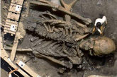 【加拿大男子炮制巨人遗骸照片骗翻千万网民】
　　2007年12月，一名加拿大男子利用电脑技术对一幅乳齿象化石挖掘照进行了数字化修改，将挖掘坑中的乳齿象骨骼“变”成了一具庞大的巨人遗骸，单是“巨人遗骸”的脑袋就比一个人还大。这幅伪造的巨人遗骸照在互联网传播后，骗翻了上千万网民，人们纷纷致信美国国家地理协会，询问他们的考古小组是否真的秘密挖掘出了一具巨人遗骸。美国国家地理协会经过详细调查，终于揭开了加拿大男子的“恶作剧”。
