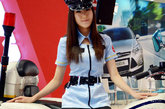在北京国家会议中心举办的“第六届中国国际警用装备博览会”热闹非凡。展览现场的美女“警察”身着标准制服，斜座在警察专属的机车边上十分有型。妩媚的长发甜美的笑容与硬起的警察装备在一起，给展览带来青春的气息。