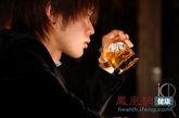 6.不要多种酒混合饮

因为各种酒成分、含量不同，互相混杂，会起变化，使人饮后不舒适，甚至头痛、易醉。

