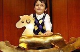 日本悠仁亲王24K纯金木马

　　这匹24K纯金木马由日本Ginza Tanaka设计公司专为悠仁亲王设计。整个马身上的雕刻耗费了超过三十公斤黄金。如果希望你的宝贝像王子一样生活，那么这匹金马将是你的不二之选。 市价：128万美元

