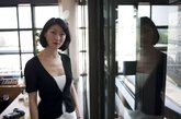 
在法国巴黎，法国韩裔女部长Fleur Pellerin 身着一套黑色西服白色连身裙亮相办公。一般政府工作者都给人严谨的着装印象，而这位女部长穿衣则十分火辣。