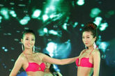 2012年5月23日晚，河南，第37届国际比基尼小姐大赛三门峡市（河南赛区）第四场最佳上镜单项奖比赛在河南省三门峡灵宝市函谷关景区举行。