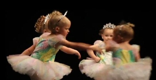 英两小女孩跳芭蕾舞中间互相扭打