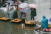 5月29日，武汉，持续一整天的降雨导致市区多处渍水，给交通出行带来一定影响，水务局工作人员虽做好准备，紧急出动疏导排渍，但部分区域由于市政施工等影响导致排水系统堵塞，造成道路被淹。