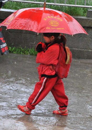 贵阳云顶小学生着冬装穿凉鞋