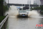 武汉暴雨致多处渍水 市民过路招数多