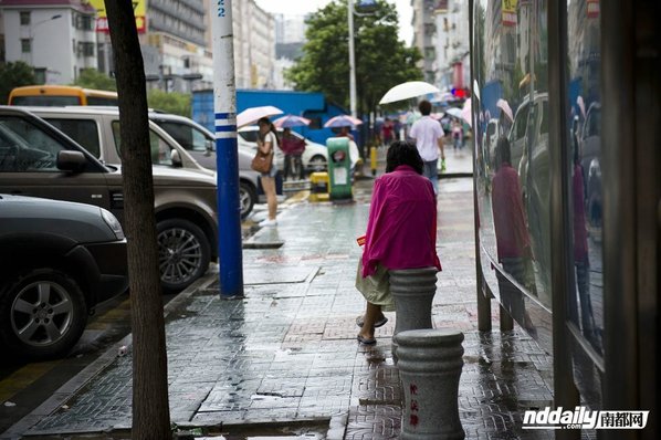 高清：深圳流浪女怀孕流落街头