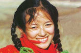 章子怡的成名作《我的父亲母亲》，红衣、绿头绳、麻花辫，还有比这更土的吗？