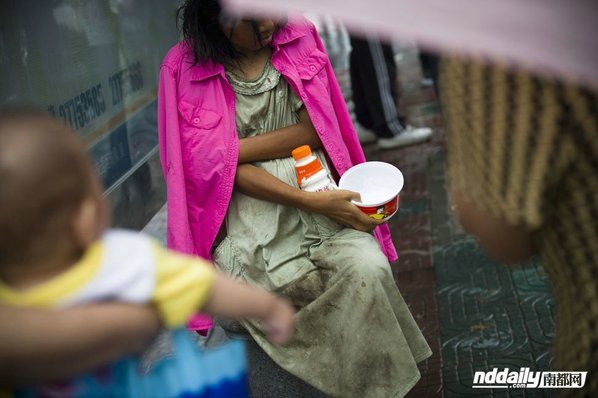 高清：深圳流浪女怀孕流落街头