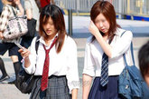 虽然在日本的街头常常见到年轻人衣着怪异，头发染得五彩缤纷，但在日本多数学校里，校规还是很严格的，对学生尤其是女生的裙子长短、头发和鞋子都有要求，不遵守规定的将受到校纪处分。