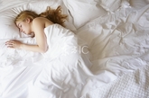 二、裸睡对治疗紧张性疾病的疗效极高，特别是腹部内脏神经系统方面的紧张状态容易得到消除，还能促进血液循环，使慢性便秘、慢性腹泻以及腰痛、头痛等疾病得到较大程度的改善。同时，裸睡对失眠的人也会有一定的安抚作用。

