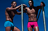 2012春季 Calvin Klein Underwear 全球宣传广告大片，展示了最新推出的“Bold”系列男士内衣。该广告由著名摄影师 Steven Klein 掌镜，在美国加利福尼亚的约书亚树国家公园(Joshua Tree)取景拍摄。本季“Bold”系列新品灵感来自于鲜艳的色彩和强劲的能量，宣传照捕捉了新款男式内衣和睡衣所带来的刚烈、性感和充满激情的感染力。

　　