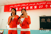杨珊依和高璇也走到讲台上来为同学们上一课。 