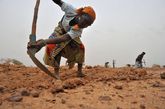 世界最贫穷的国家之一——尼日尔，记者深入该国塔努特南部的津德尔地区首府拍摄采访，整个地区在沙漠的映衬下弥漫着浓重的绝望气氛。烈日下，女人、老人和小孩取代了青年男子在寸草不生的沙地里采集粮食和残剩的雨水。　　
