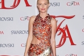 凯特·波什沃斯（Kate Bosworth） 绣花裙露出单侧腰部线条十分诱惑。