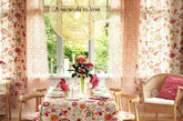 色彩鲜艳的瑞典家居，用一些鲜艳的颜色布艺，装饰室内，整个房子统一色调，从白色到丰富多彩的红色和粉色，天然的材料，温馨又漂亮。女性独居首选装饰