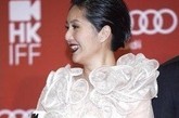 杨千嬅：香港国际电影节 前段日子，已有7个月身孕的杨千嬅出席了《第36届香港国际电影节》，作为电影节大使身份的她十足引发了活动小高潮。杨千嬅为了配合当晚活动，特意换上了十几厘米的高跟鞋，挺着大肚子在红地毯上走动，让人为她捏了把冷汗，而一起出席活动的余文乐则小心翼翼的搀扶和照顾她。