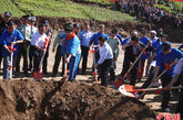 6月7日下午，成龙携龙家族全体成员、成龙基金会、CCTV电影频道有关方面人员赴甘肃岷县雹洪灾区，并出资为受灾严重的申都乡瓦结村建设一所新小学。

