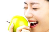 忌食水果过多 过量食用水果，会使人体缺铜，从而导致血液中胆固醇增高，引起冠心病，因此不宜在短时间内进食水果过多。

